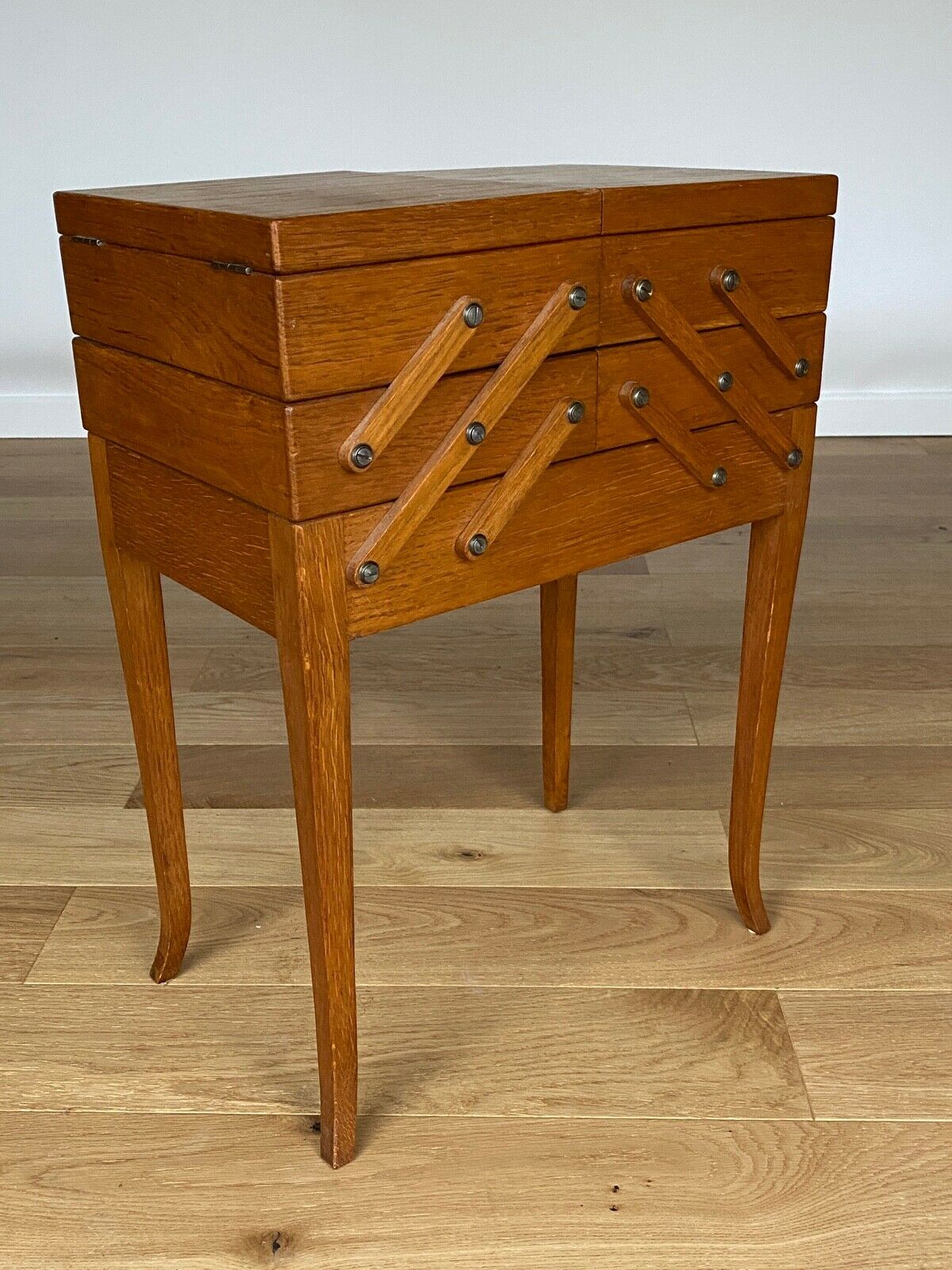 Sewing worker with xx th drawer system 4 feet