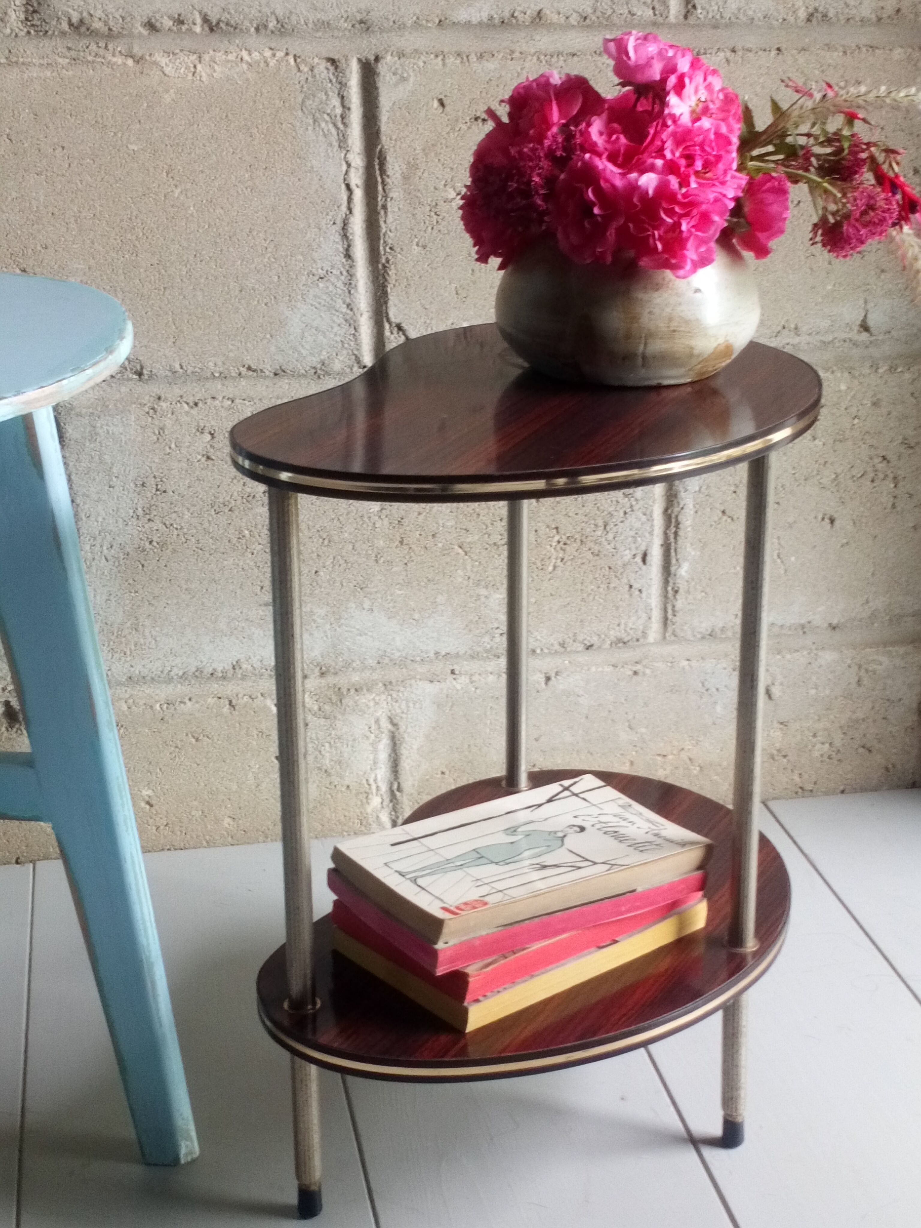 Table d'appoint forme haricot tripode en formica