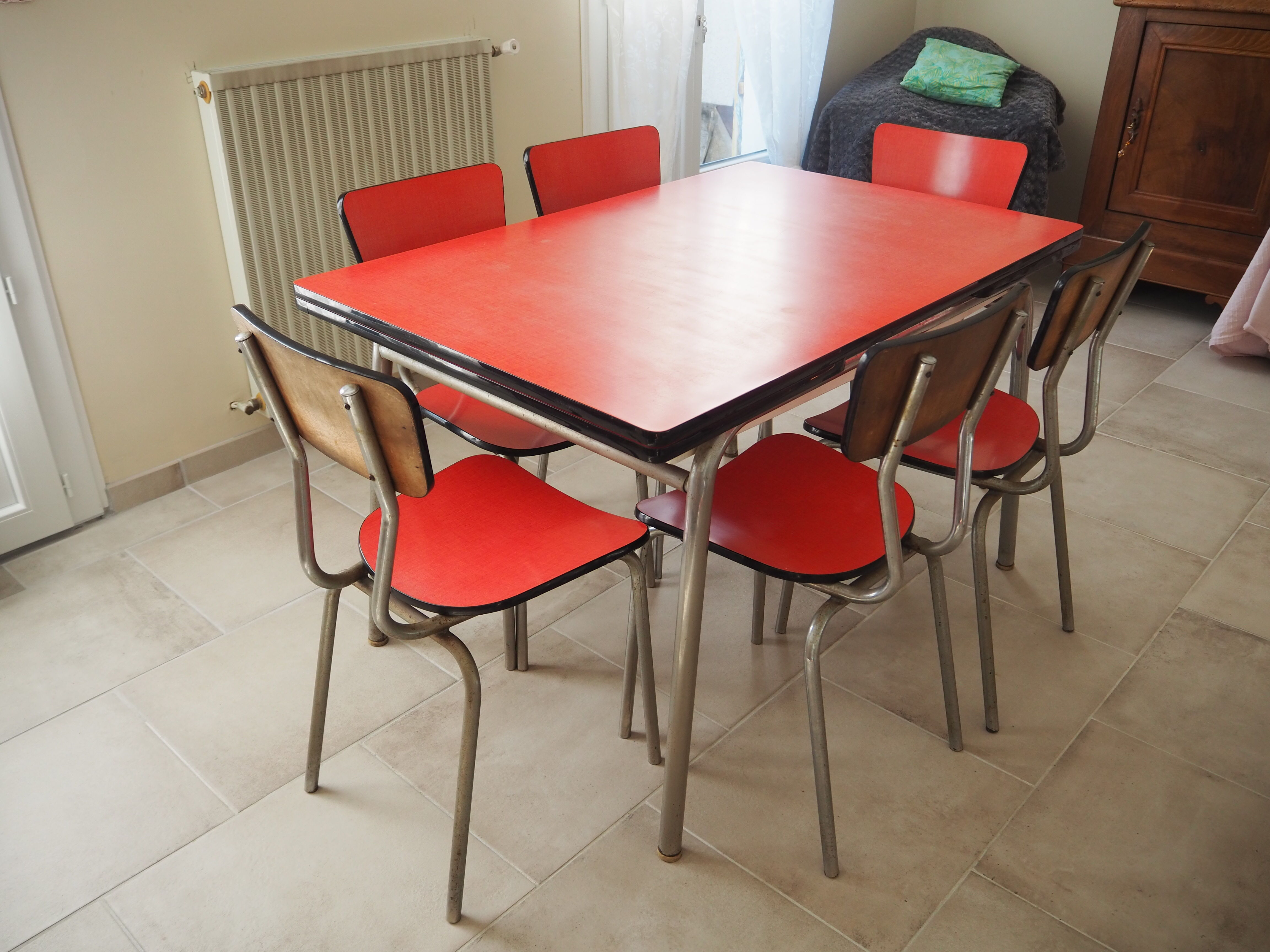 TABLE with two Italian EXTENSIONS and its 6 vintage CHAIRS of the 1970s in red color