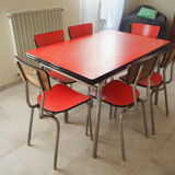 TABLE with two Italian EXTENSIONS and its 6 vintage CHAIRS of the 1970s in red color