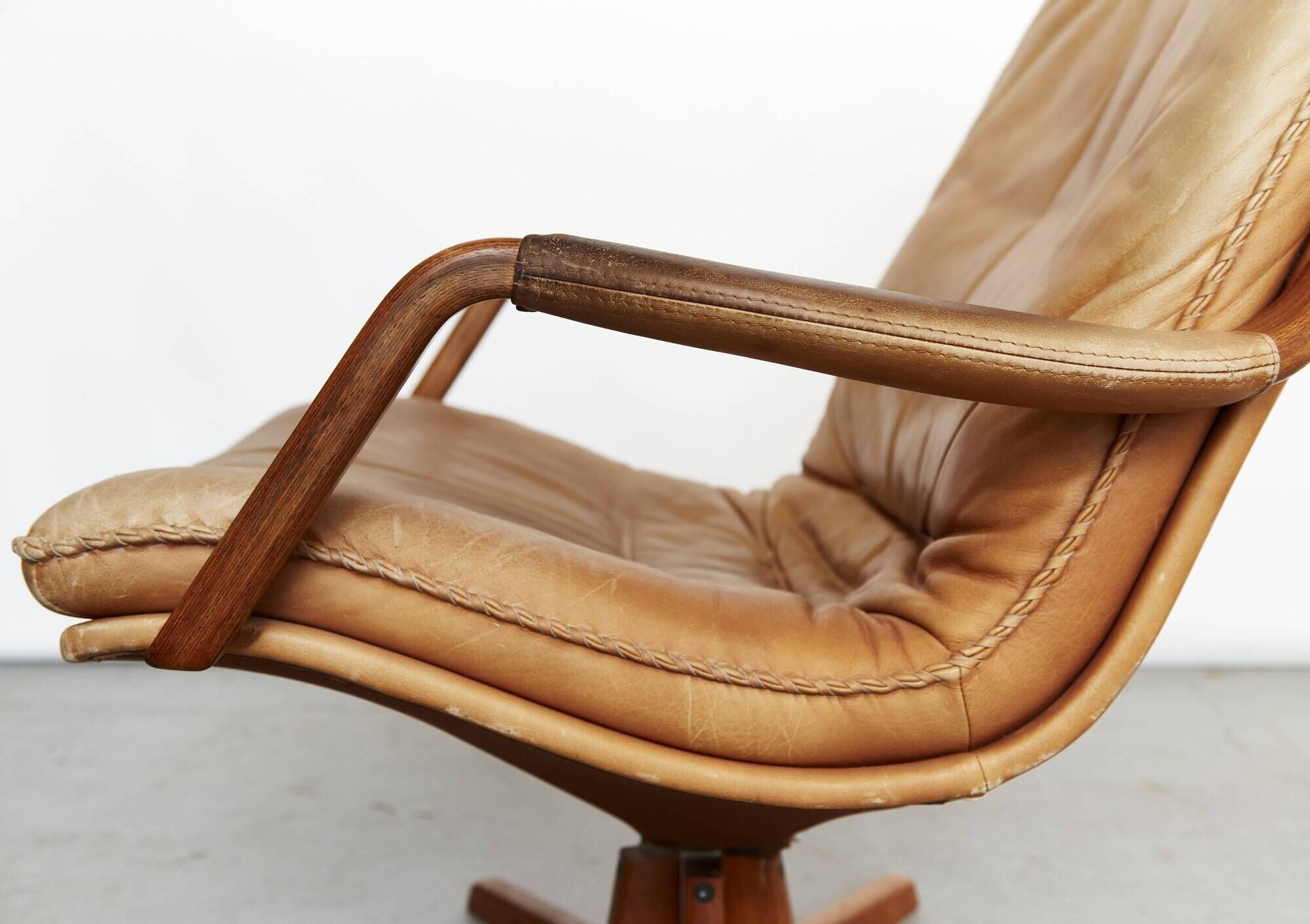 Fauteuil pivotant à dossier haut en teck et cuir Berg Furniture