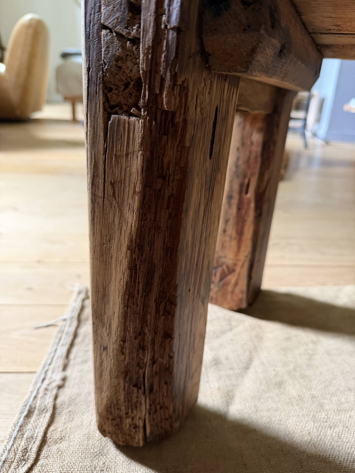 Étagère sur pieds en bois brut, art populaire