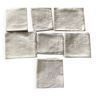 Lot 7 serviettes de table en coton avec monogramme différent