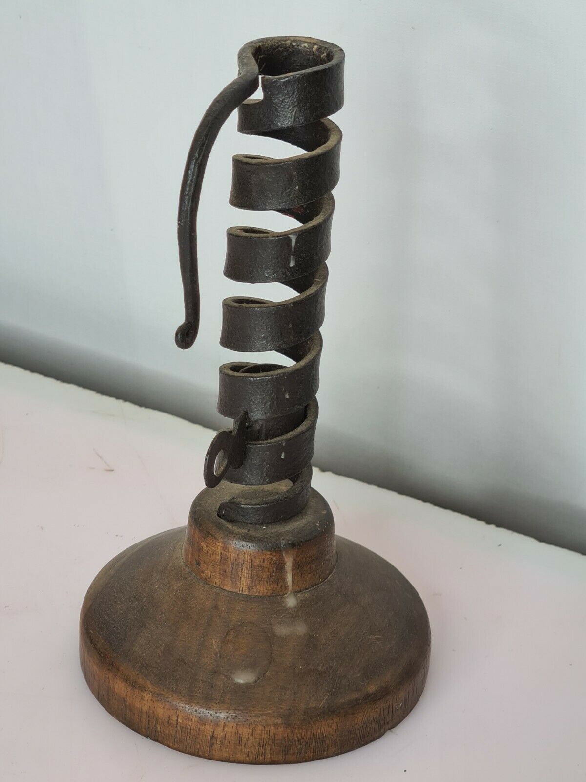 Bougeoir avec en poussoir en fer et bois
