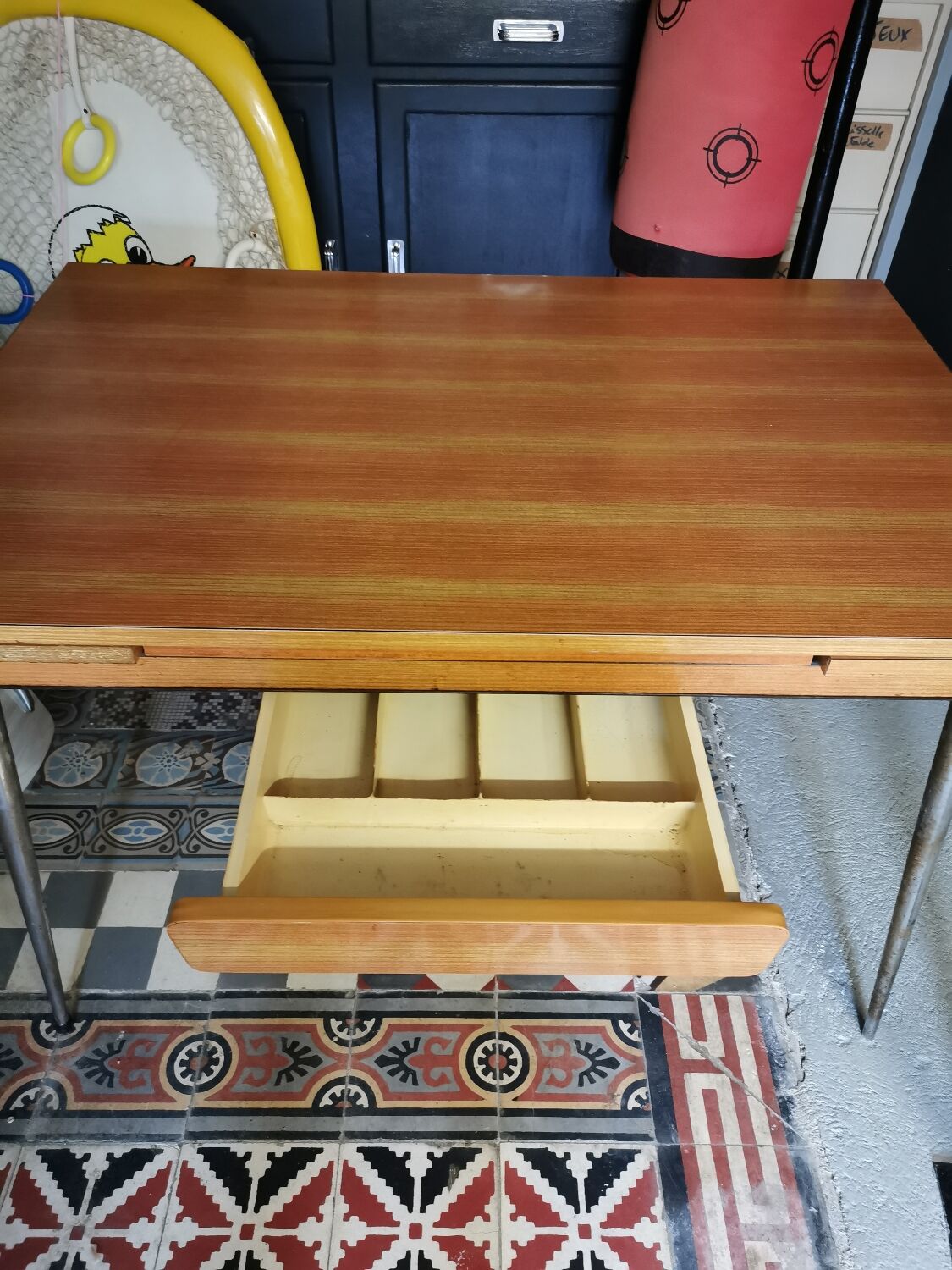 Formica table with extensions