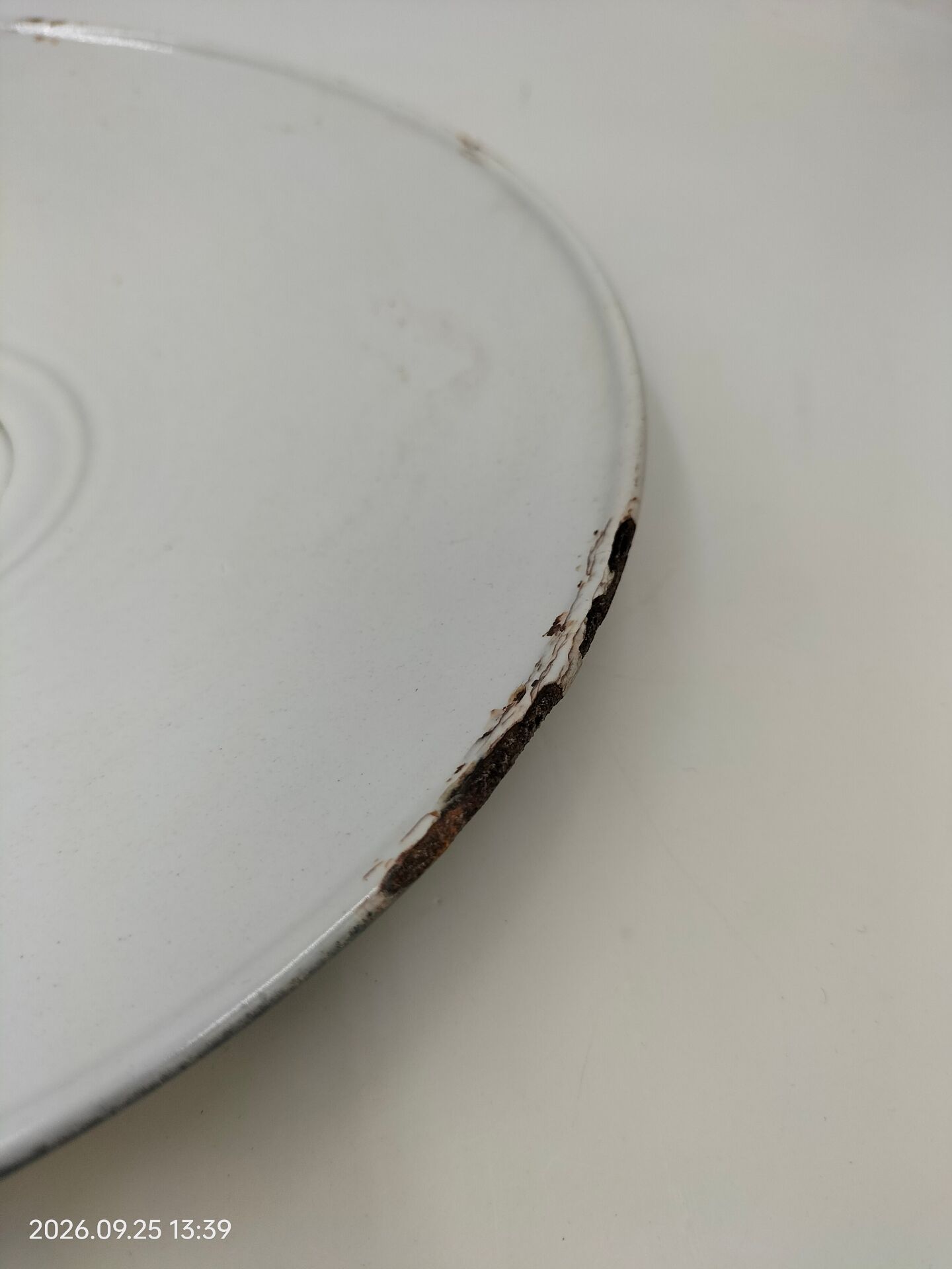 Enamelled sheet metal lampshade