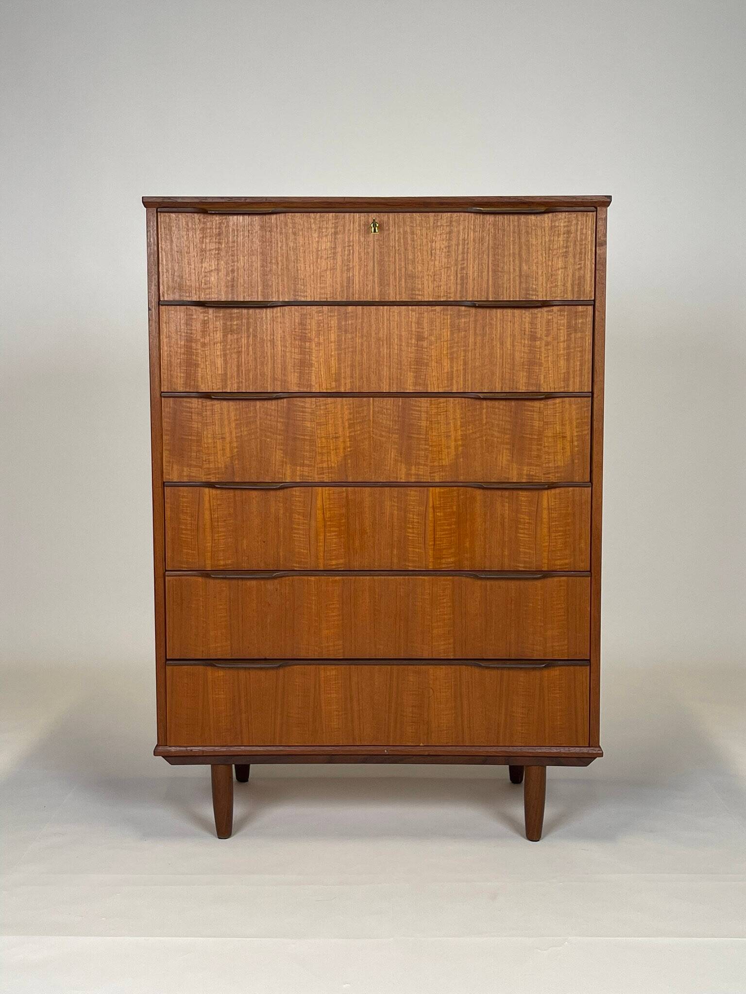 Grande commode en teck année 60