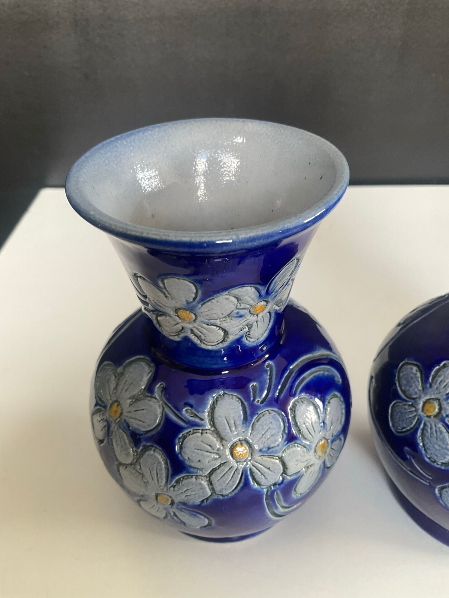 Paire de vases vintage en grès estampillés