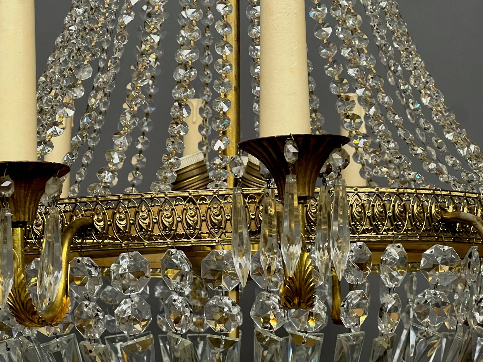 Large crystal chandelier. 17 light points.