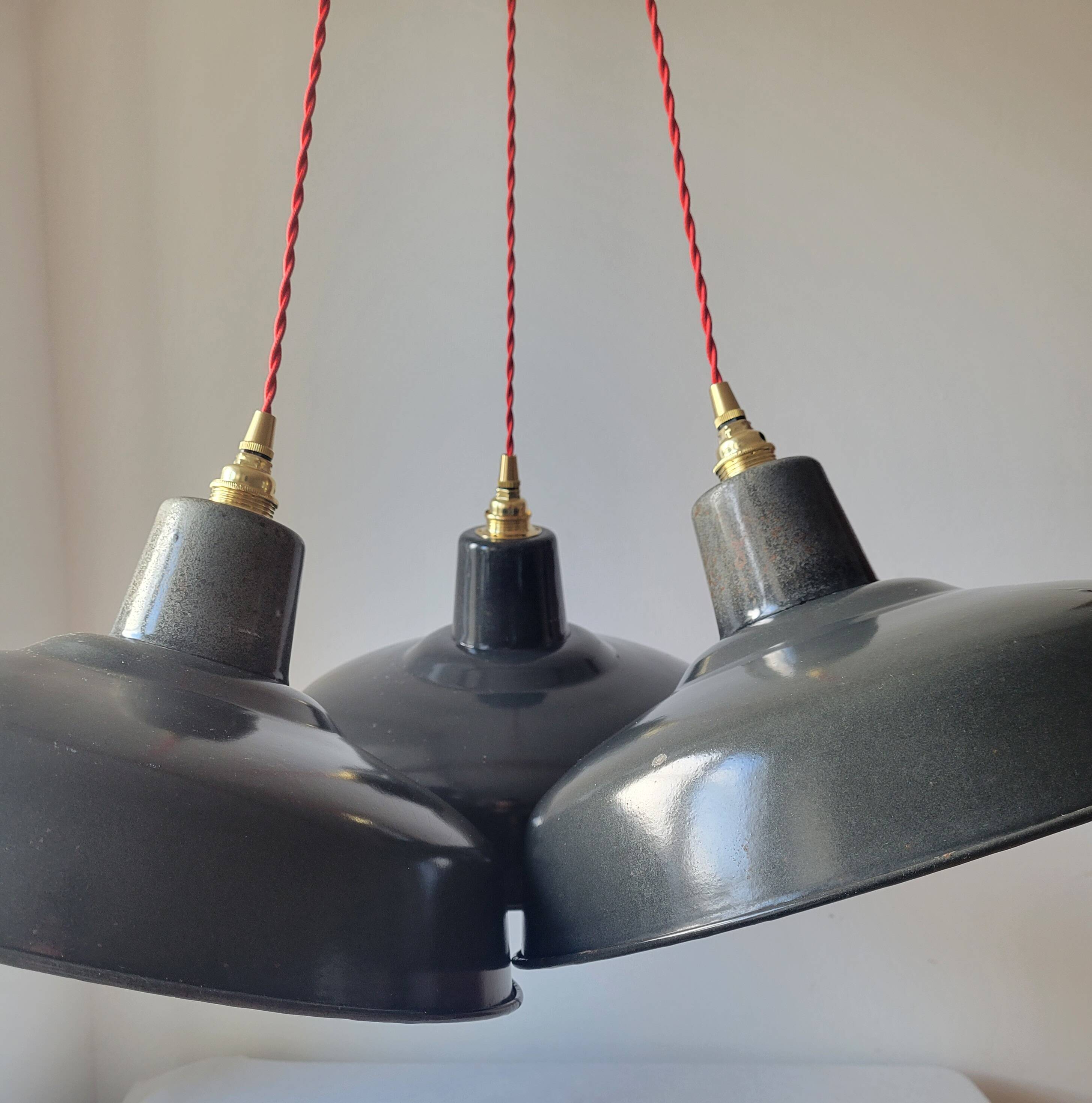 Trio de suspensions d'atelier en tôle émaillée