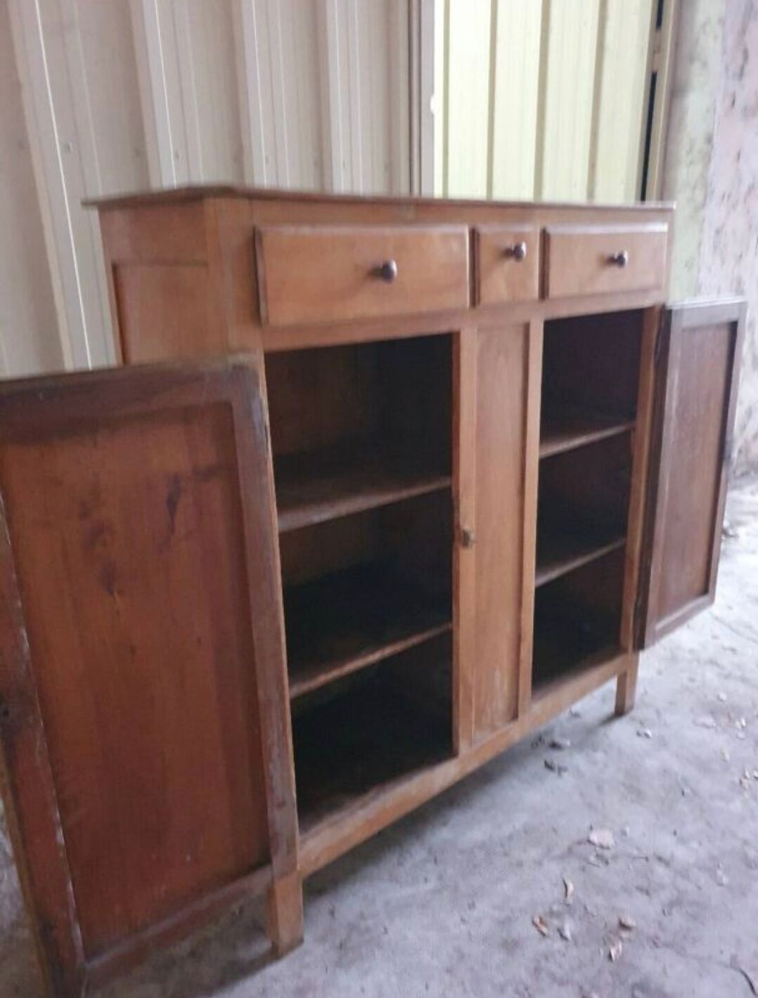 Buffet with 2 doors