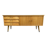 Buffet bas en bois blond avec plateau en verre, années 1960
