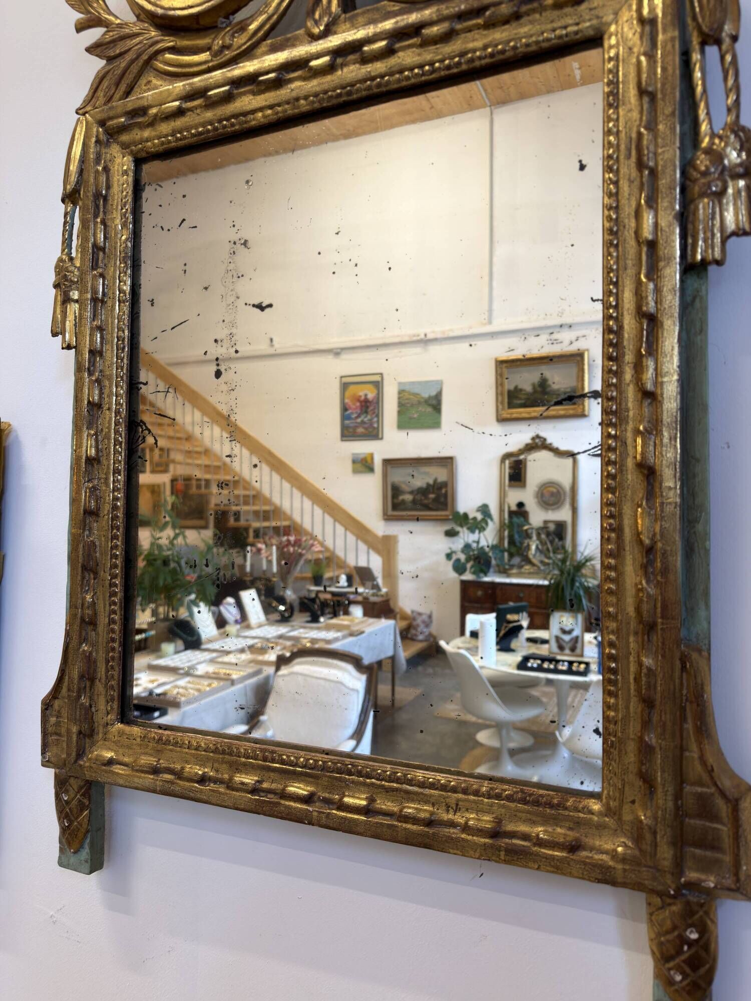 Louis XVI period mirror in carved and gilded wood – Late 18th century