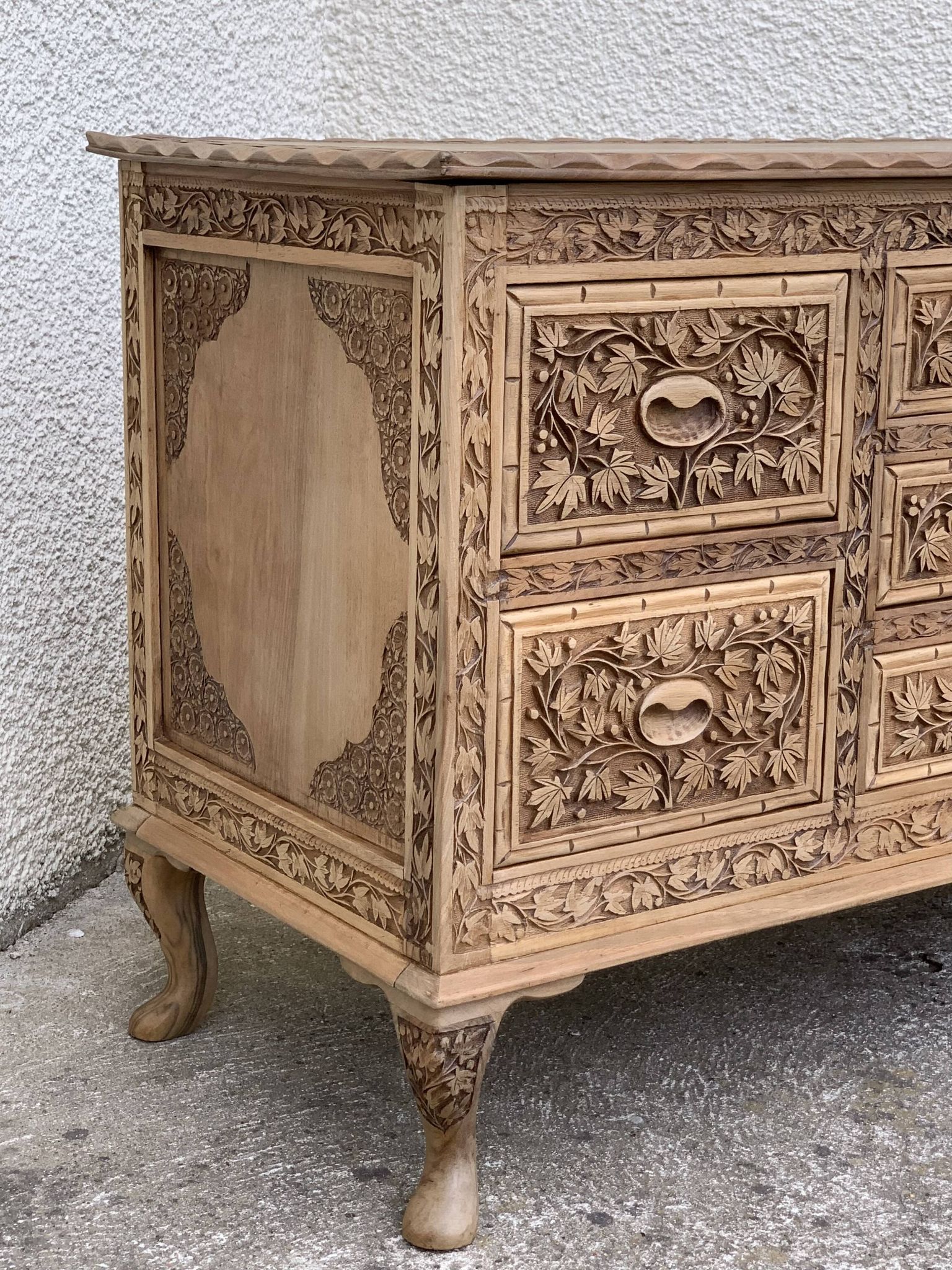 Commode vintage basse Padouk Massif sculpté 1950