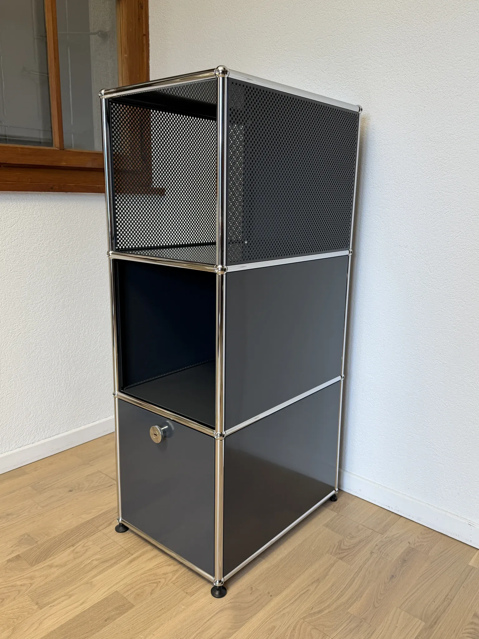 USM Haller Column in Anthracite Grey
