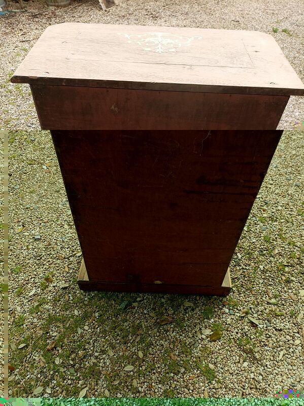 Showcase in solid wood