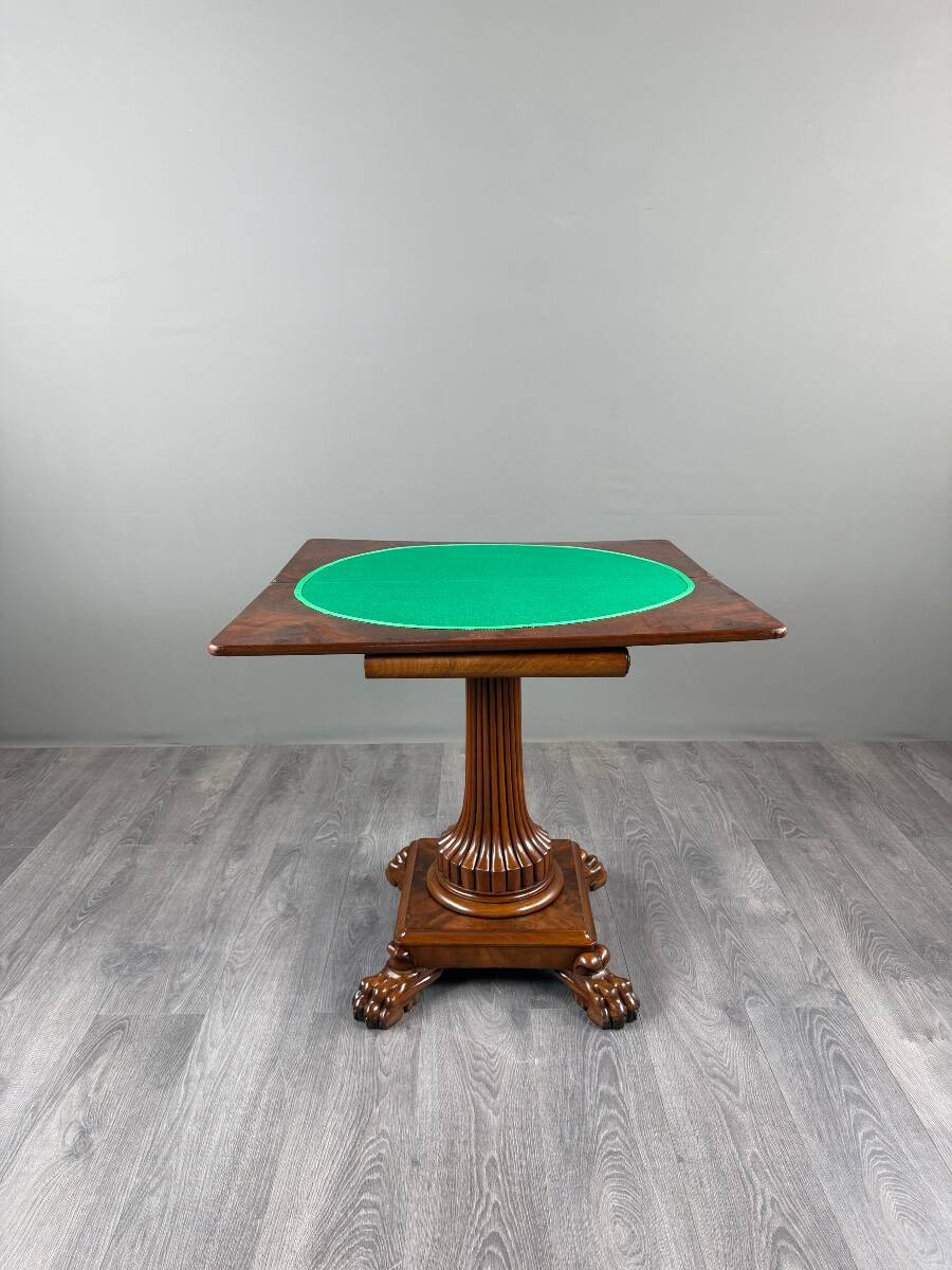 Table à jeux en acajou, XIXe siècle