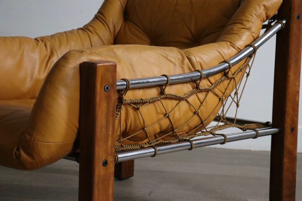 Fauteuil Amazonas avec repose-pieds en cuir cognac par Jean Gillon Brésil