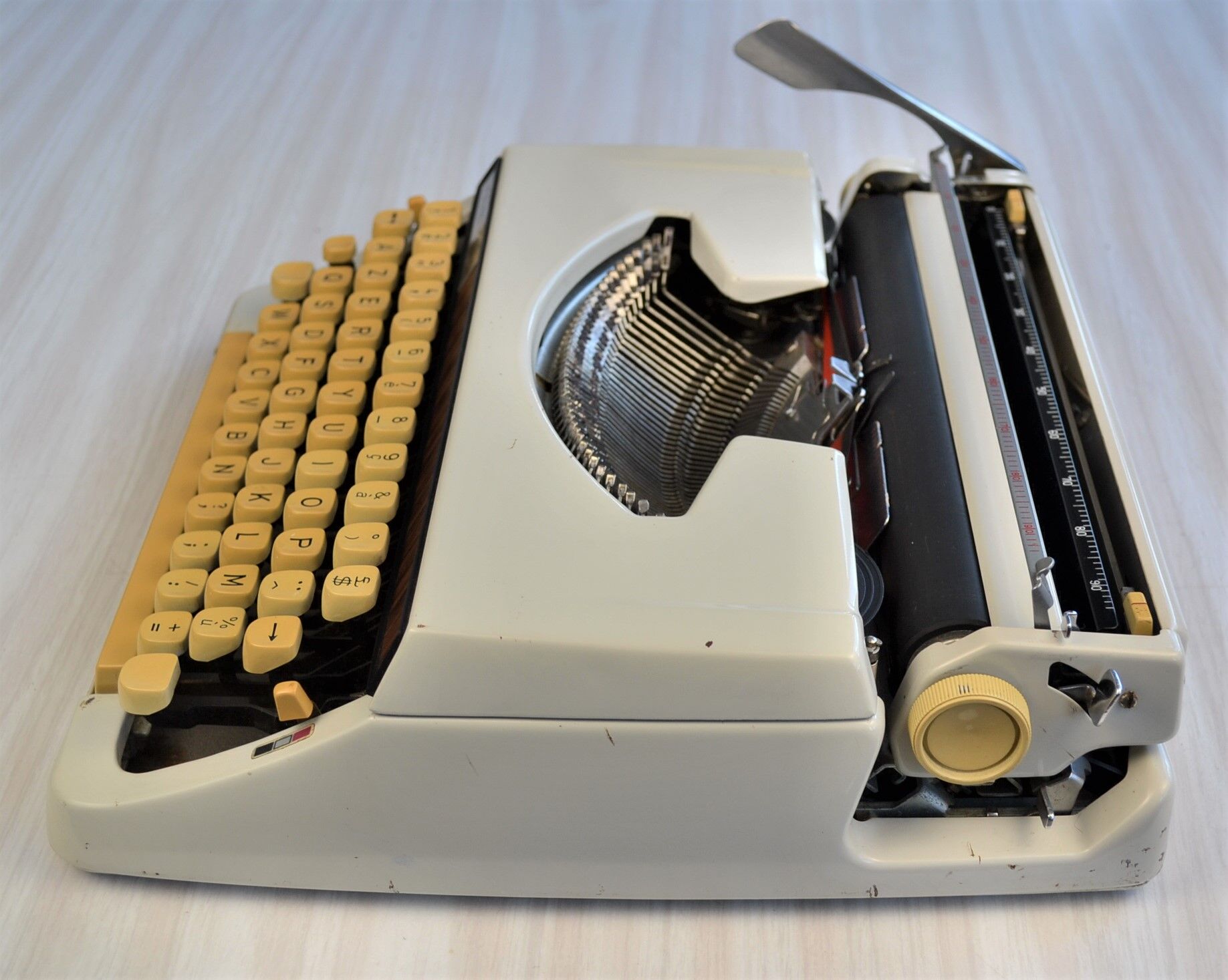 Brother Deluxe 900 typewriter - vintage 60 (new ribbon)