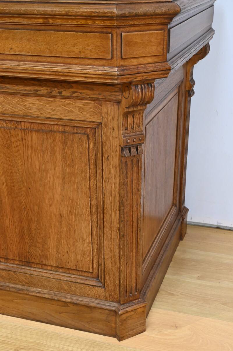 Oak apothecary counter – 1920