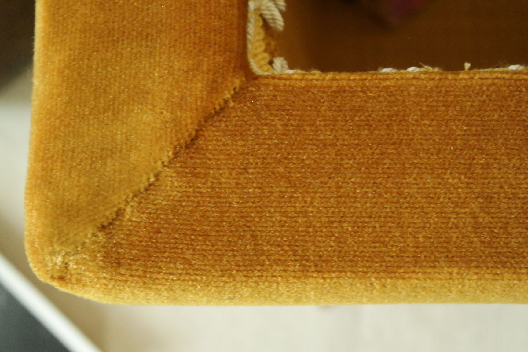 Pouf coffre vintage velours ocre et passementerie