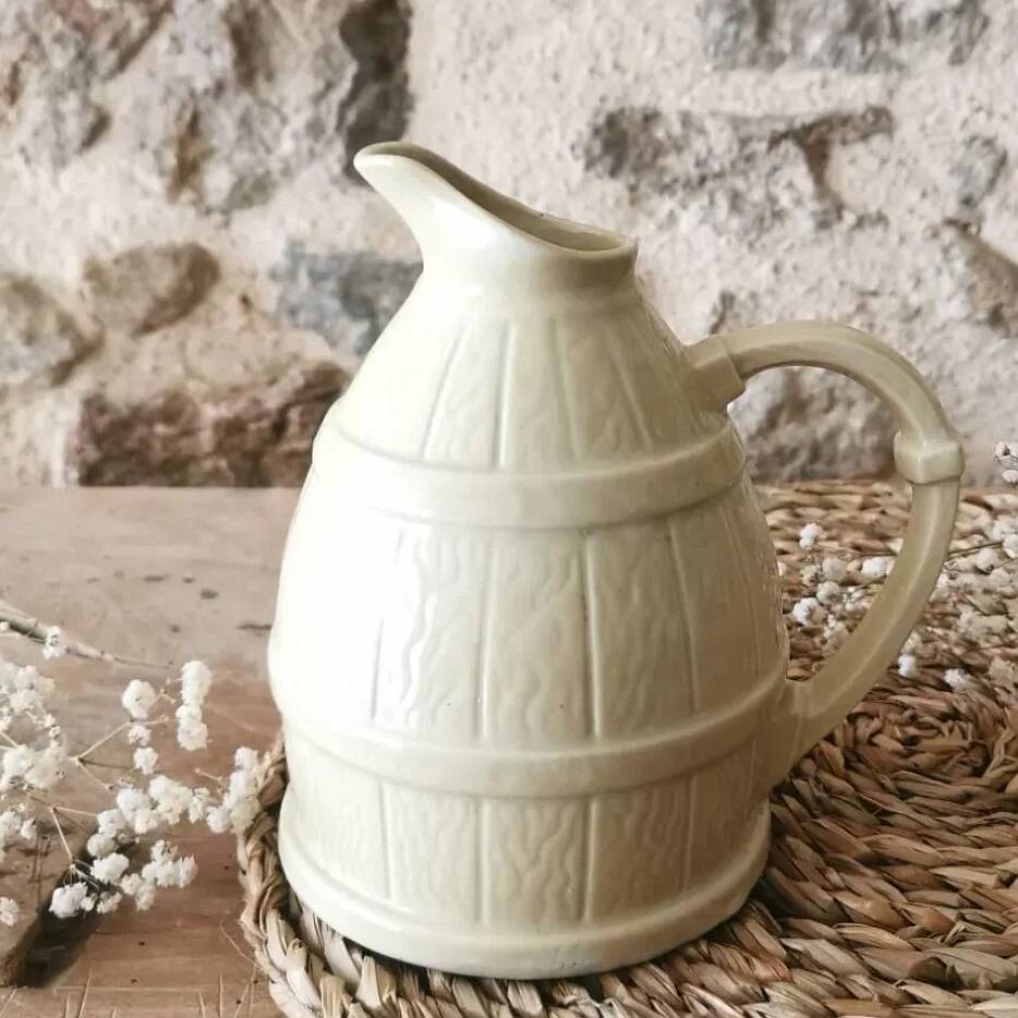 Pichet Tonneau Vintage, Barbotine blanc cassé