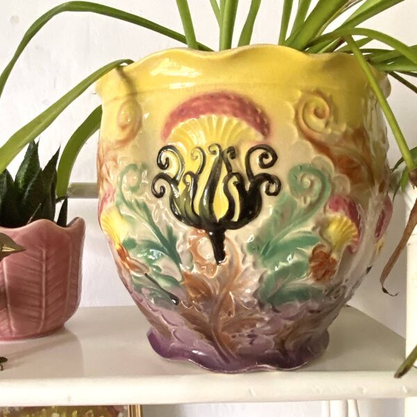 Cache pot ancien en barbotine , chardons