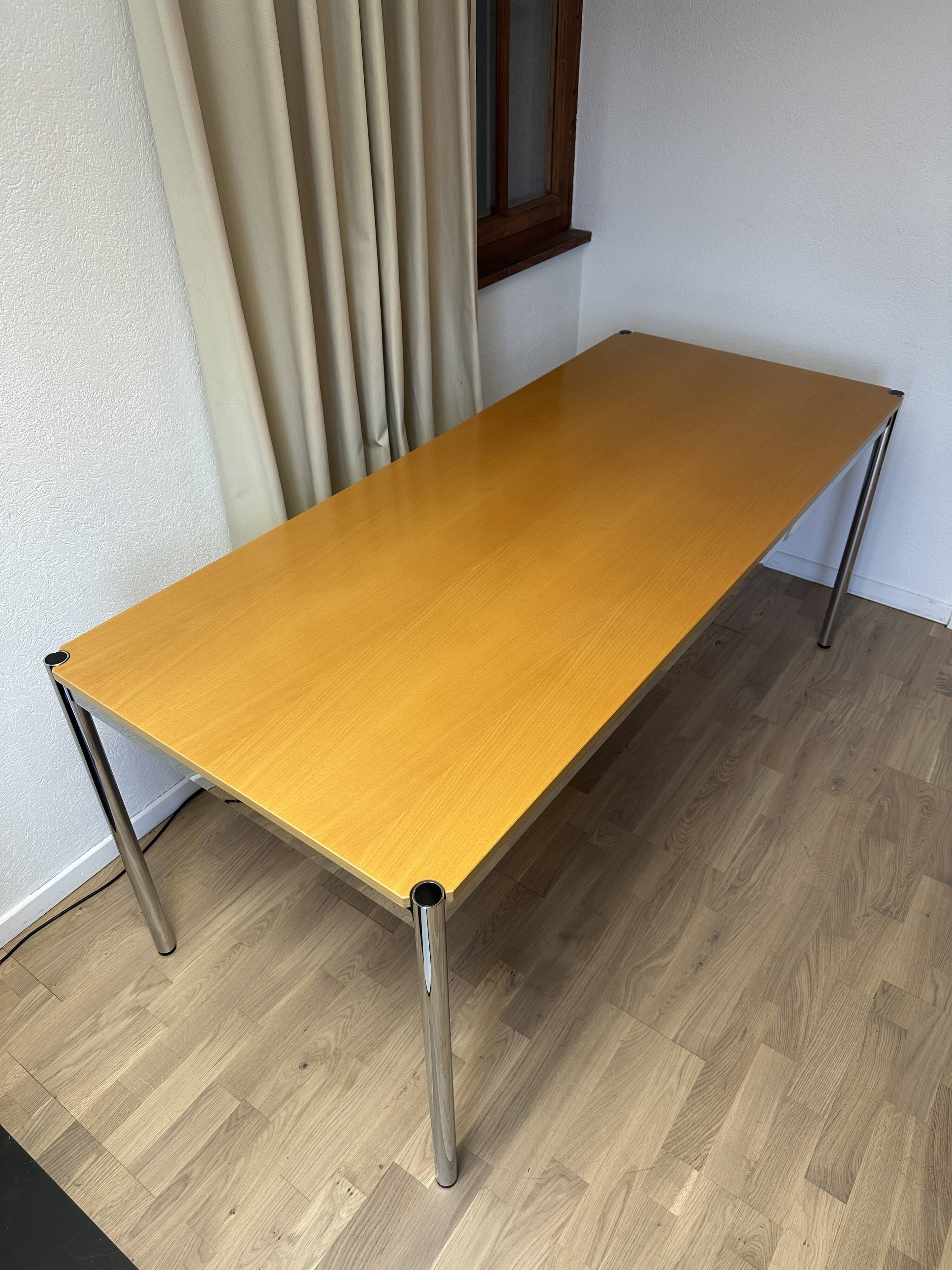 Bureau USM Haller en hêtre plaqué naturel vernis