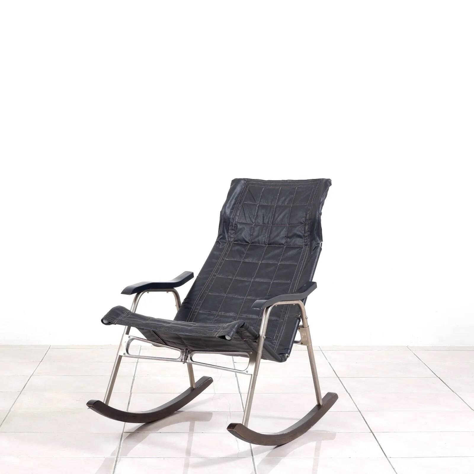 Foldable rocking chair by Takeshi Nii
