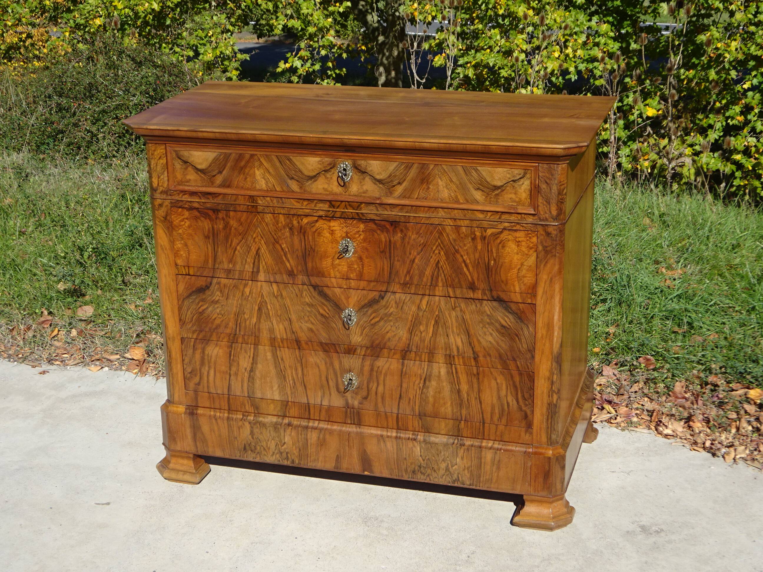 Ancienne commode en noyer et ronce de noyer