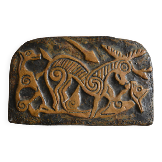 Sculpture en bas relief en terre cuite d'inspiration du bestiaire celtique