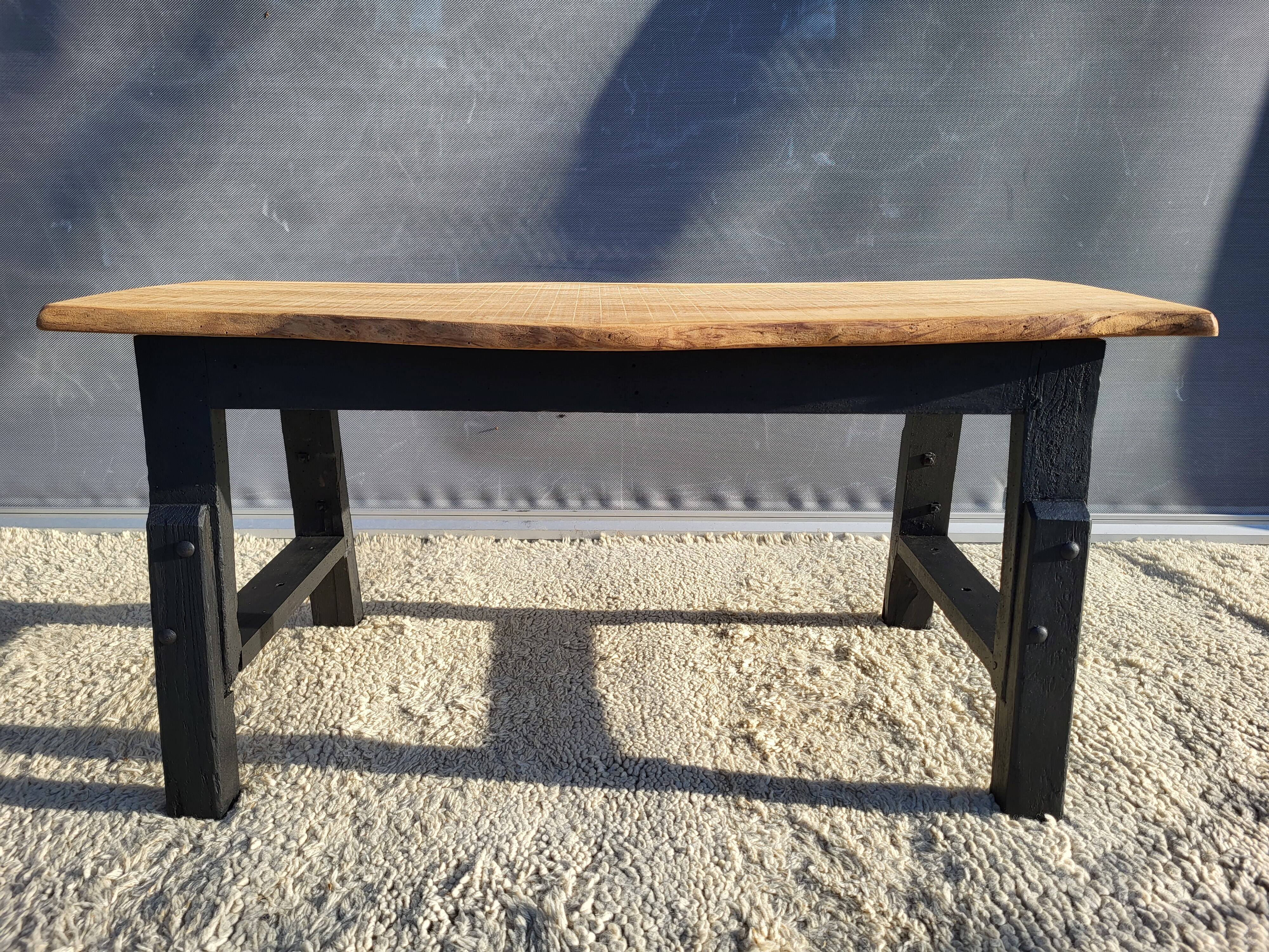 Bicolour coffee table in solid oak with 19th-century legs • Unique piece "Raw"