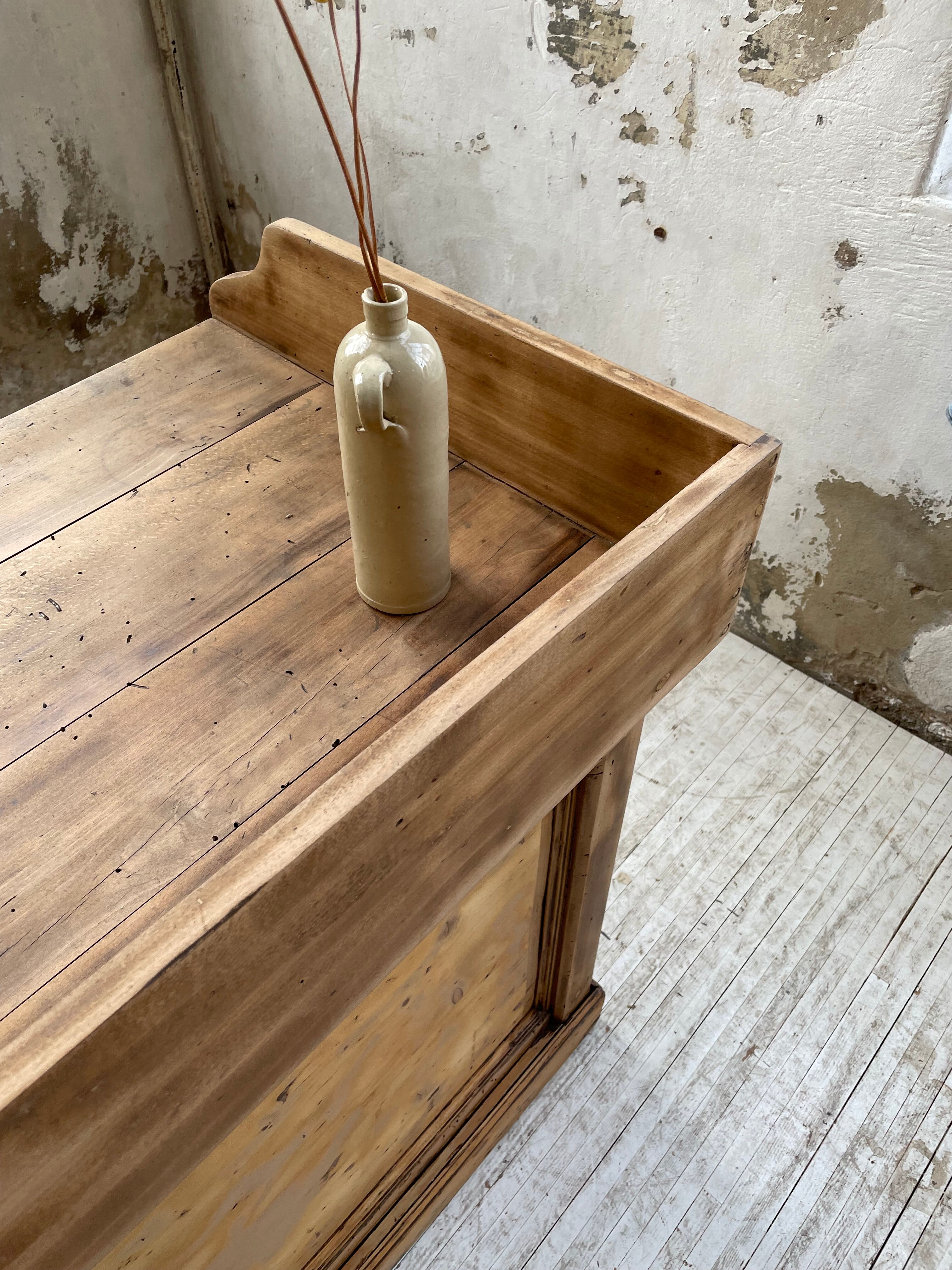 Trading counter central island pine