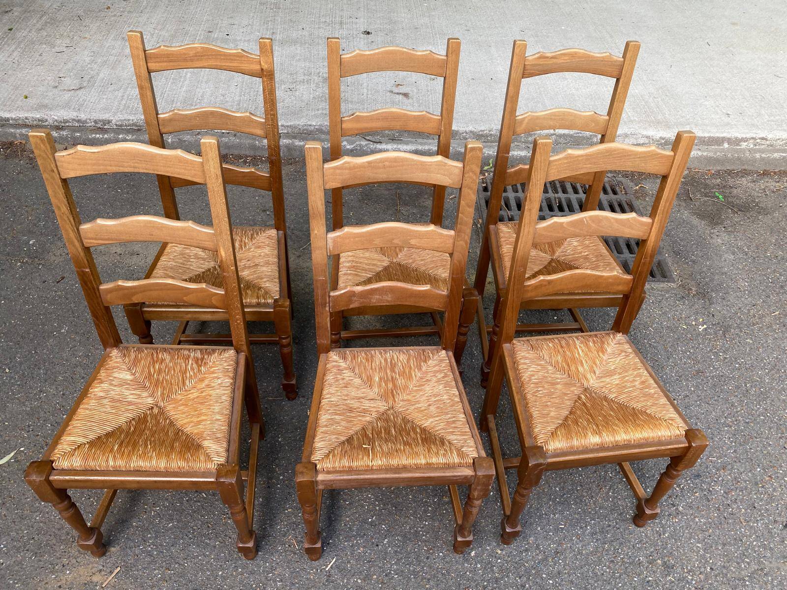 6 solid wood and straw chairs with high farmhouse-style backs