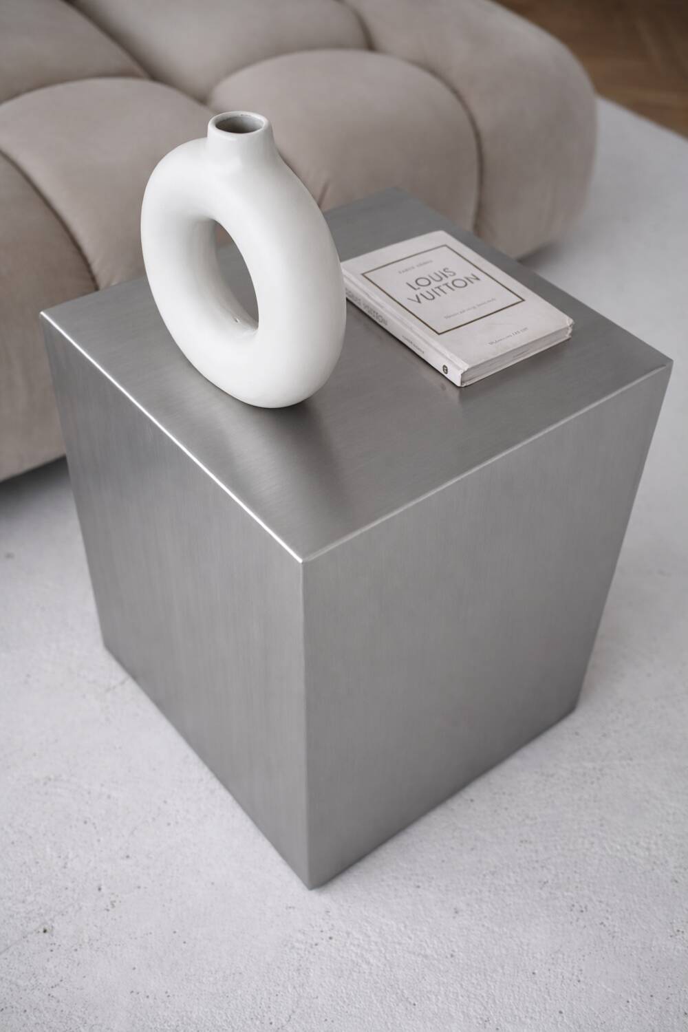 Table d'appoint Veliento "Silent Cube" en acier inoxydable brossé