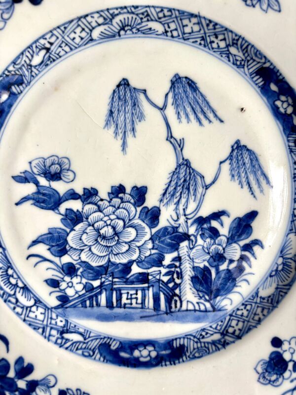 Assiette plate Compagnie des Indes en porcelaine peinte à la main, n°2