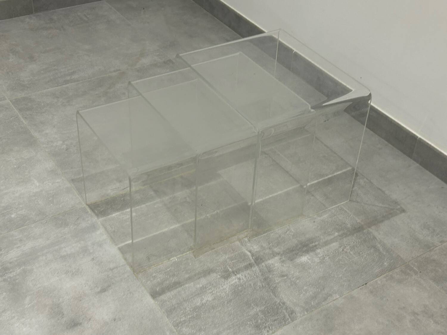 Set of 3 nesting tables in plexiglass.