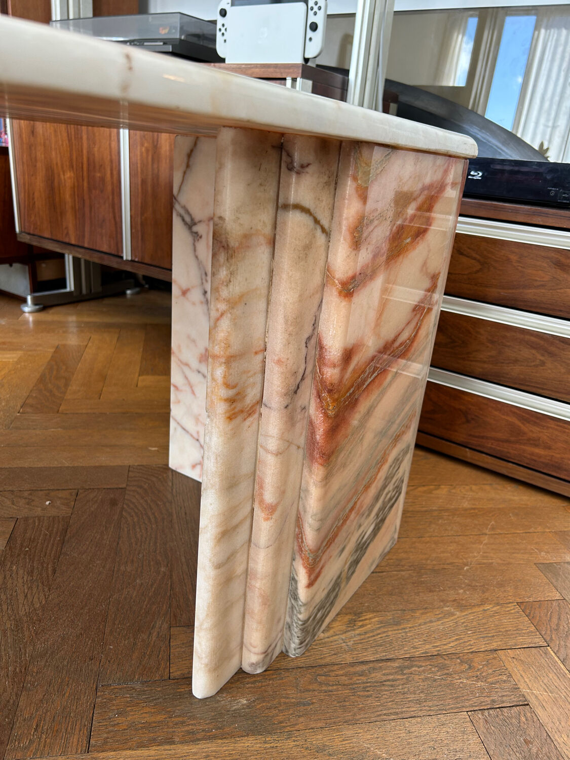 Table basse en marbre design goutte d’eau année 70