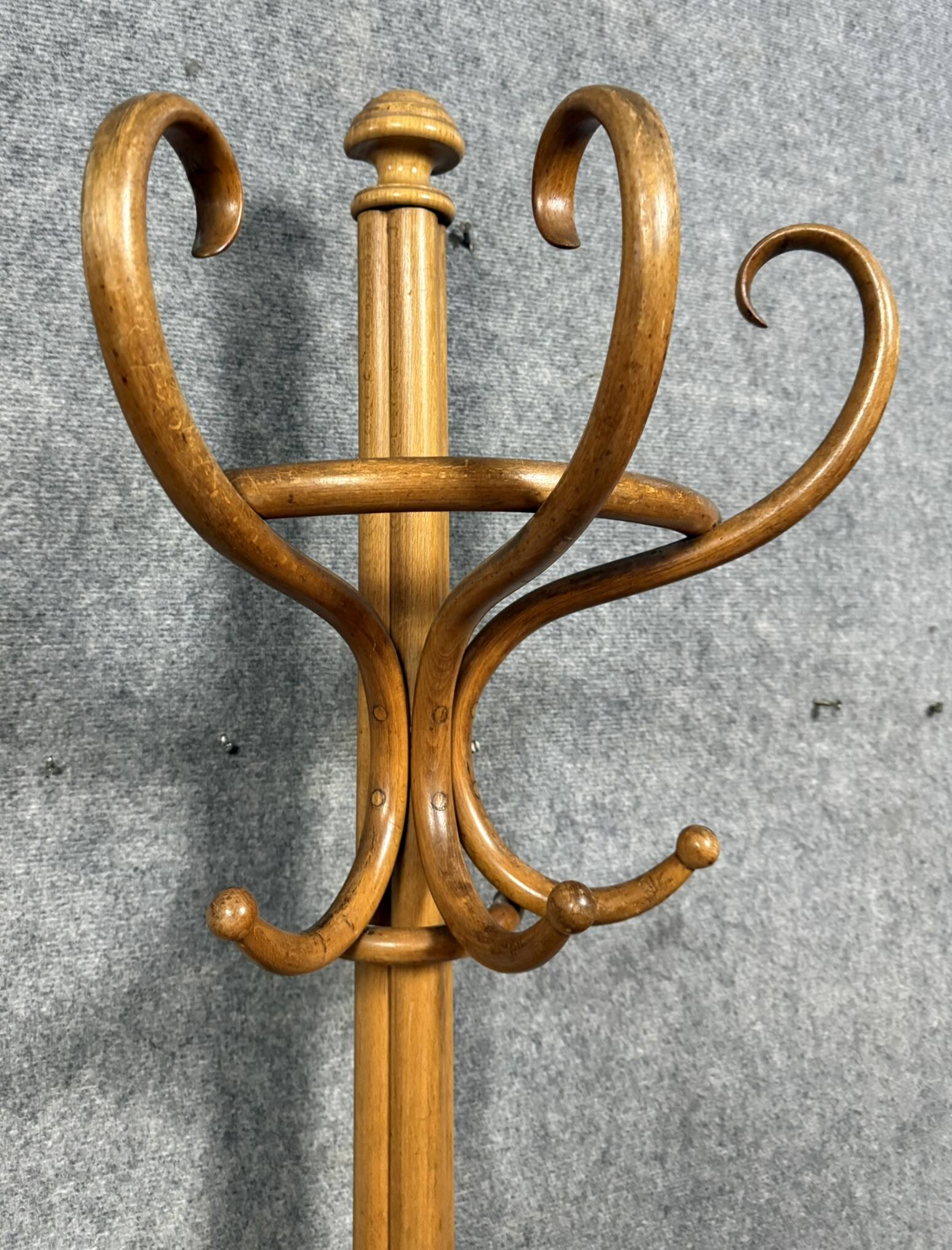 Thonet: pair of parrot coat racks in the shape of a "half-moon"