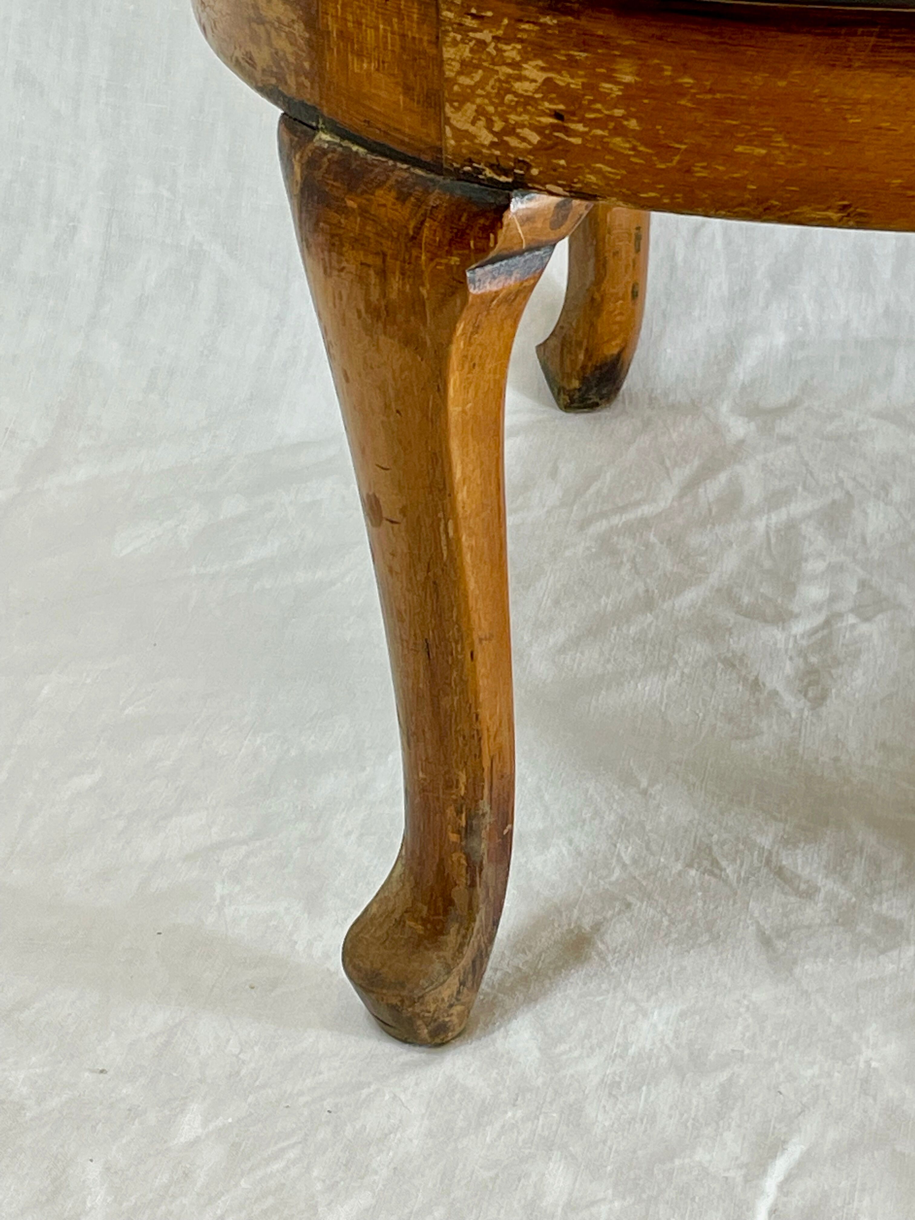 Fauteuil bas anglais en bois ajouré à assise cannée, 19e siècle