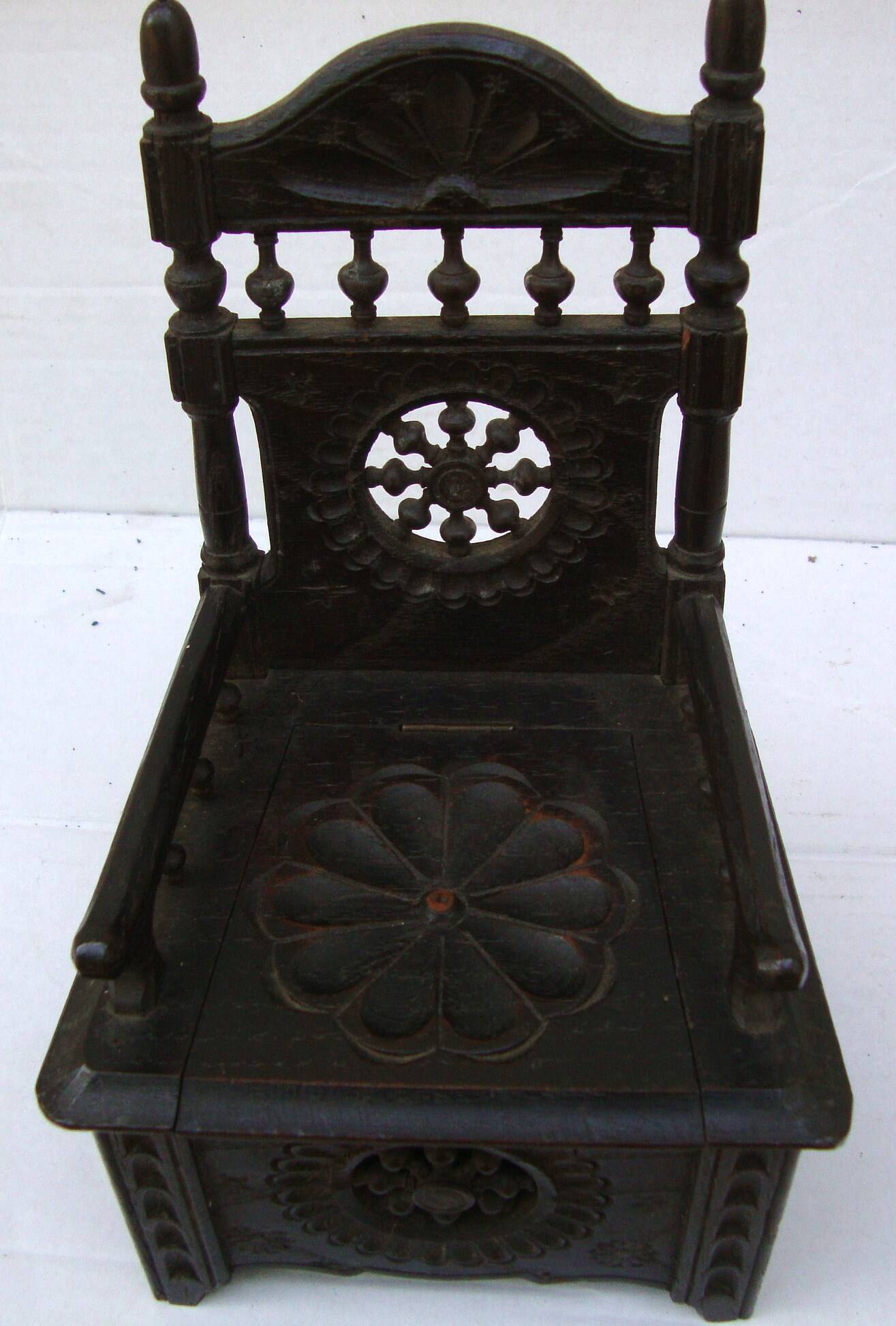 Jewelry box in the shape of a breton chair