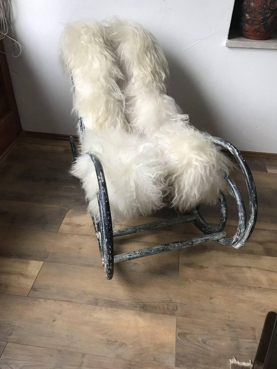 Thonet rocking chair in ivory lacquered bent wood, with a seat in white lambskin.