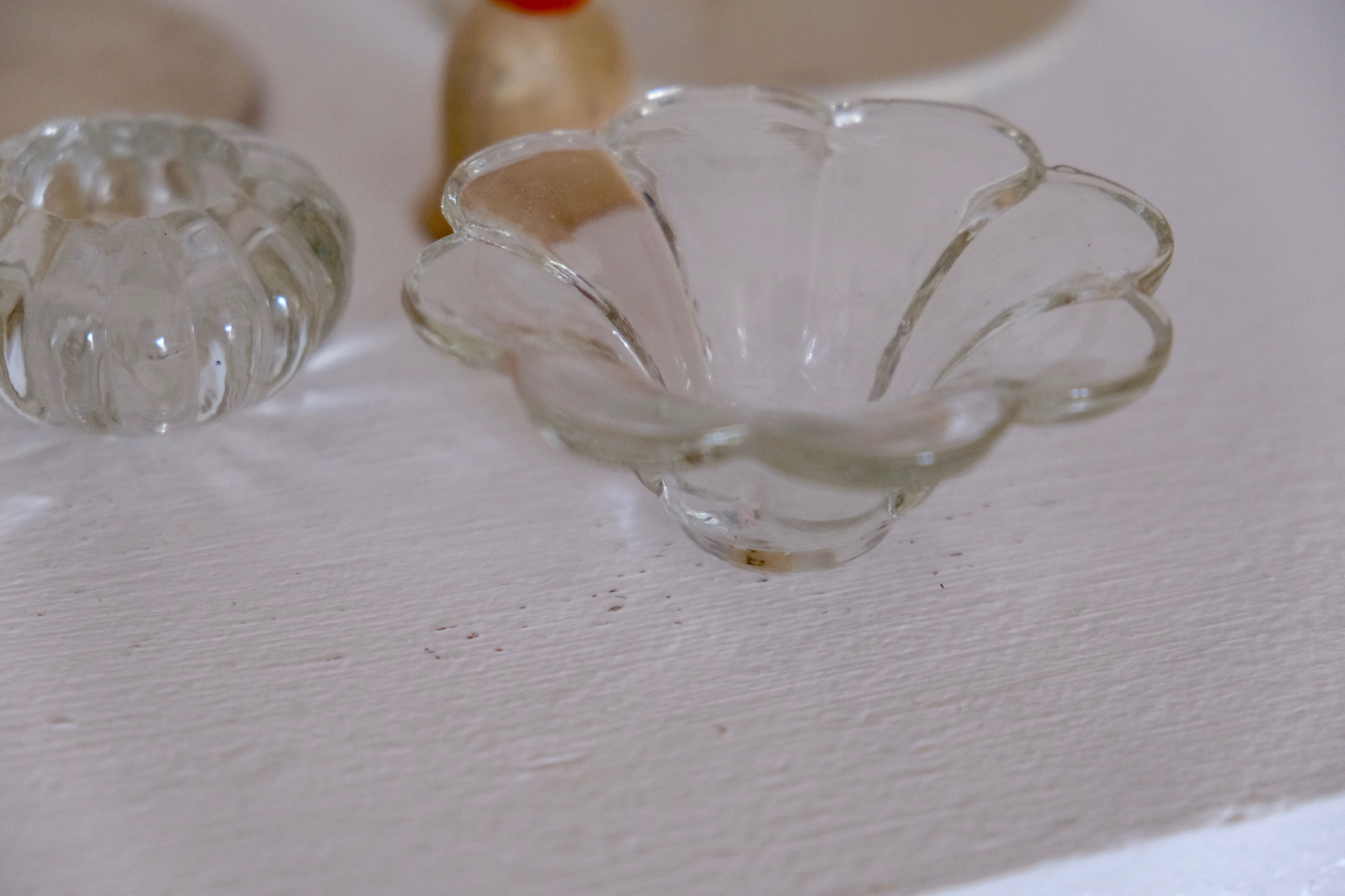 Set of 2 candle holders flower painted metal and glass