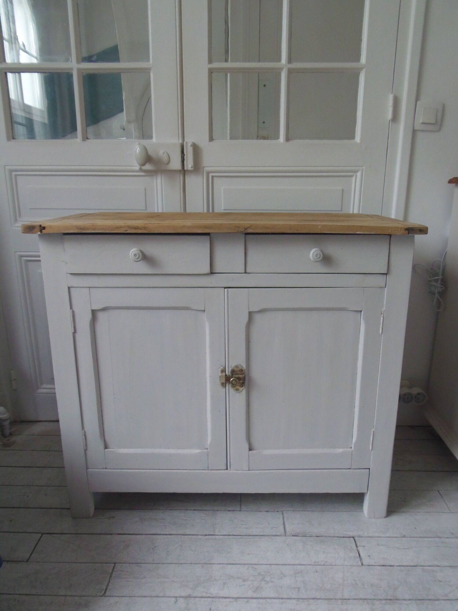 Buffet parisien vintage patiné gris perle, plateau bois.