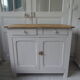 Buffet parisien vintage patiné gris perle, plateau bois.