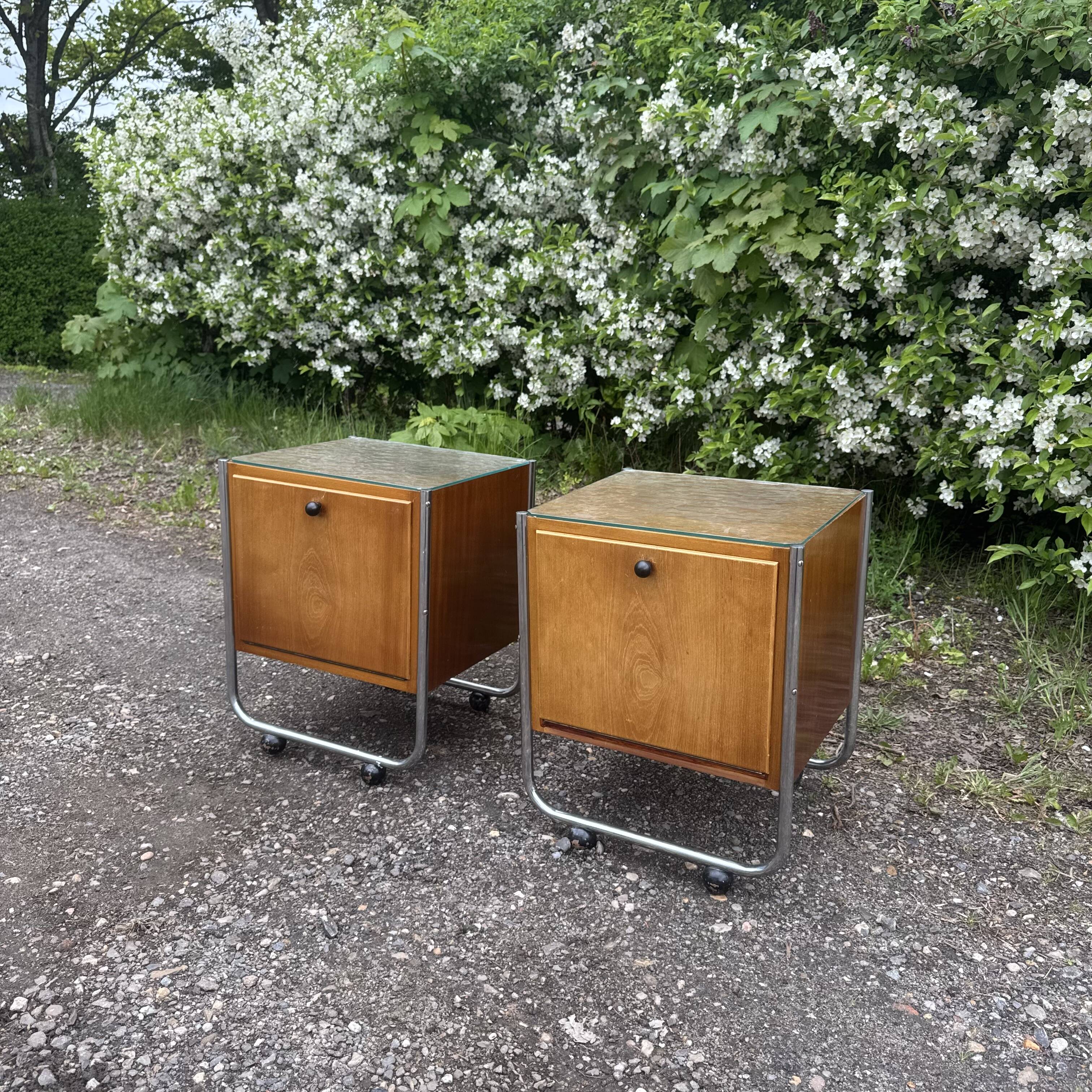Paire de tables de chevet fonctionnalistes, vers 1940–1955