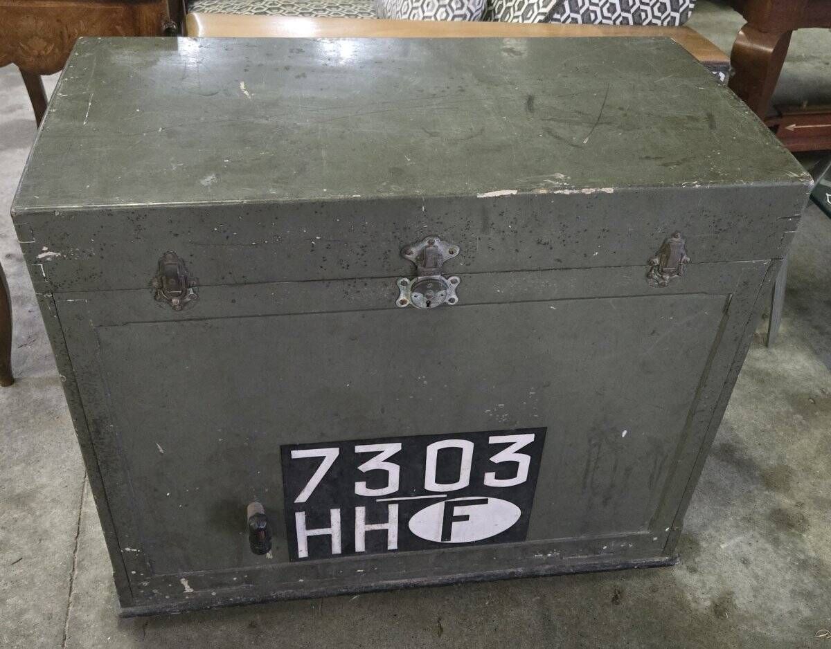 Malle vintage car trunk in lacquered wood – 1930s-1950s