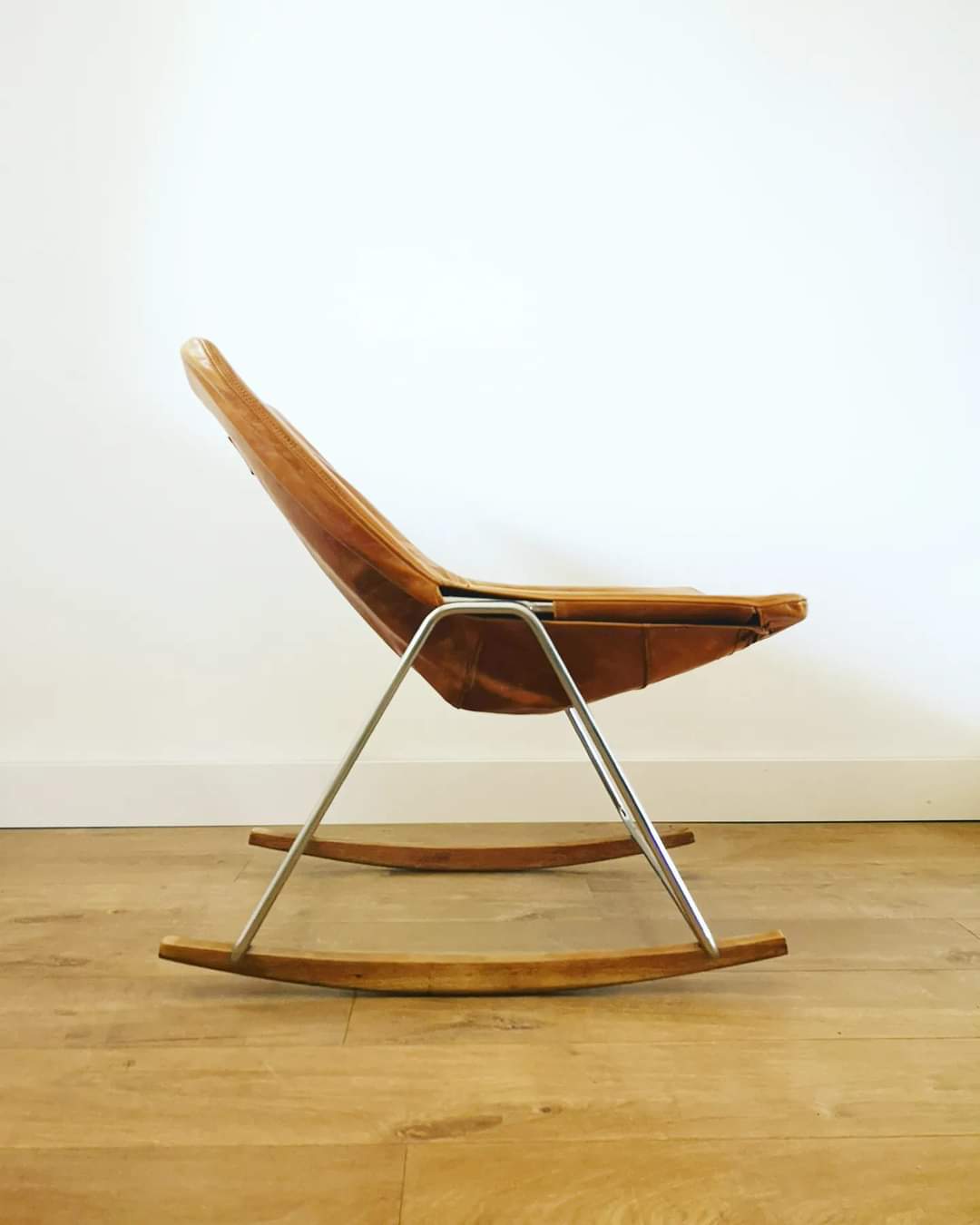 Fauteuil G1 de Pierre Guariche en cuir cognac