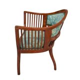 Elegante Poltrona da Camera in Ciliegio Intarsiato