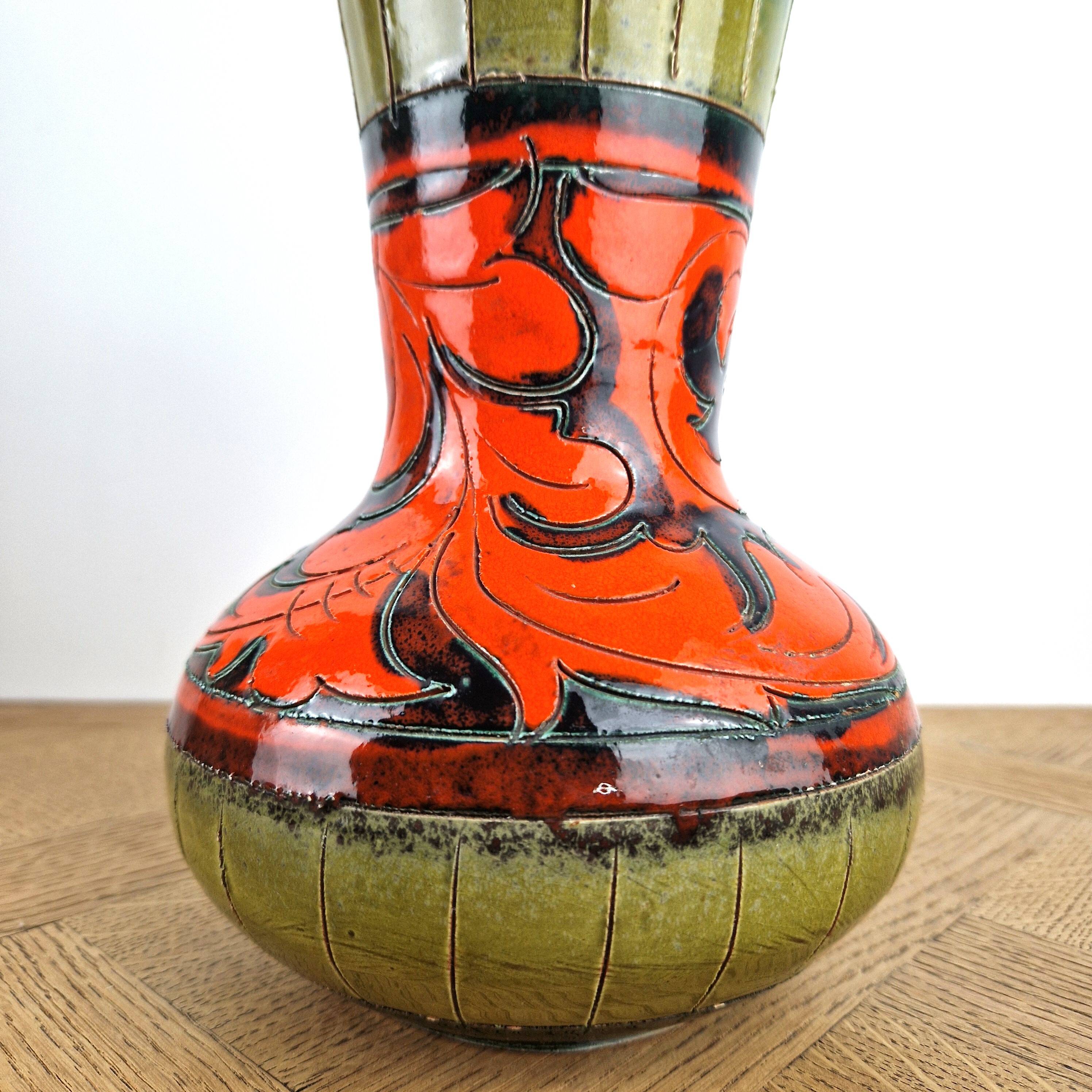Large Sgraffito vase, structured ceramic from the 1950s.